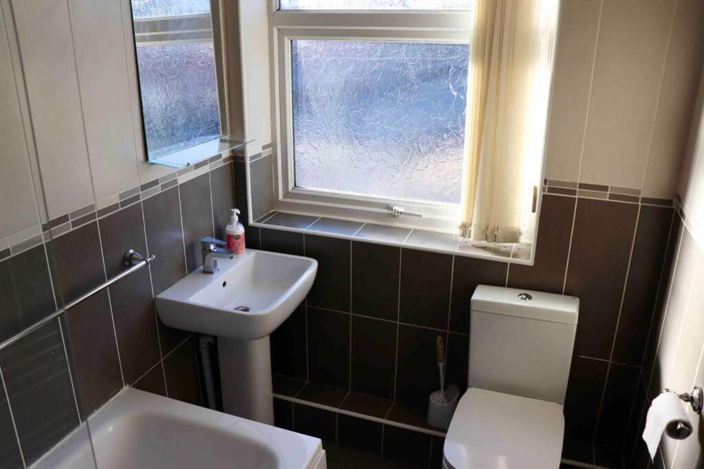 Cheerful 2 Bedroom Residential - Free Parking Leeds (West Yorkshire)