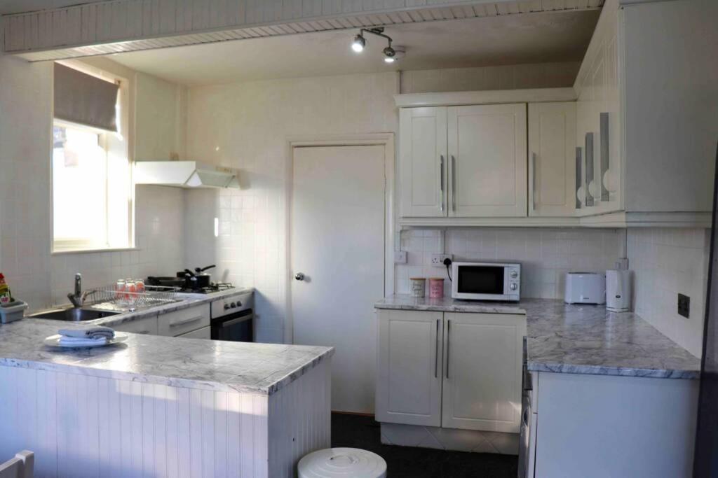 Cheerful 2 Bedroom Residential - Free Parking *