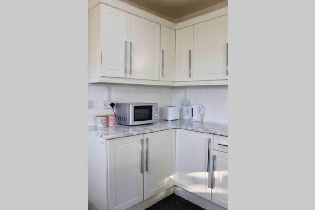 Cheerful 2 Bedroom Residential - Free Parking Holiday home *
