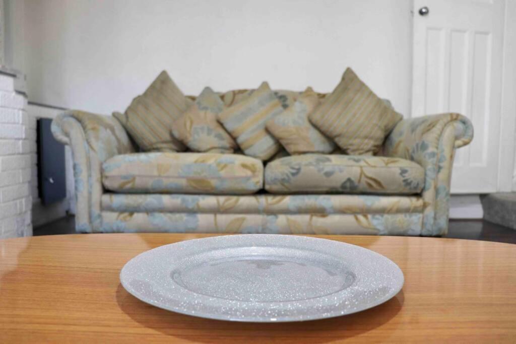 Cheerful 2 Bedroom Residential - Free Parking