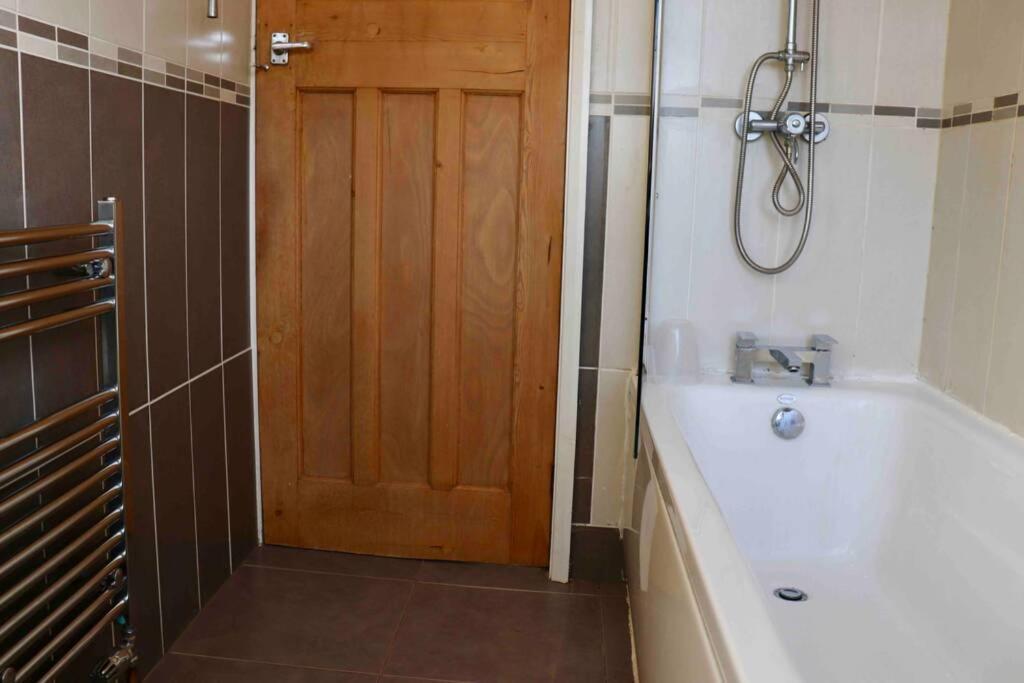 Holiday home Cheerful 2 Bedroom Residential - Free Parking *