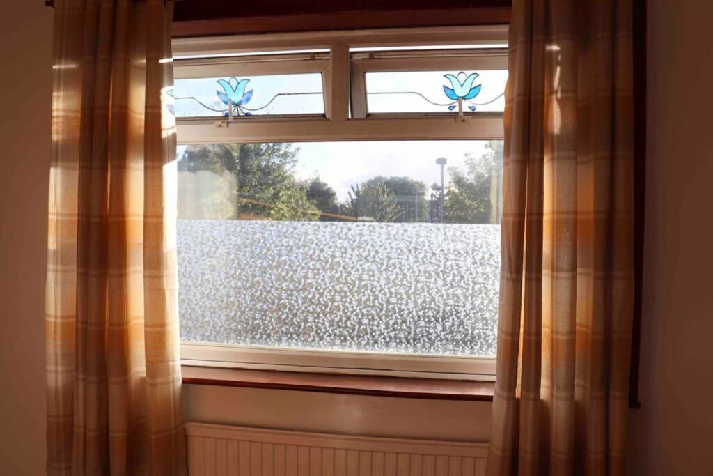 Cheerful 2 Bedroom Residential - Free Parking Holiday home *