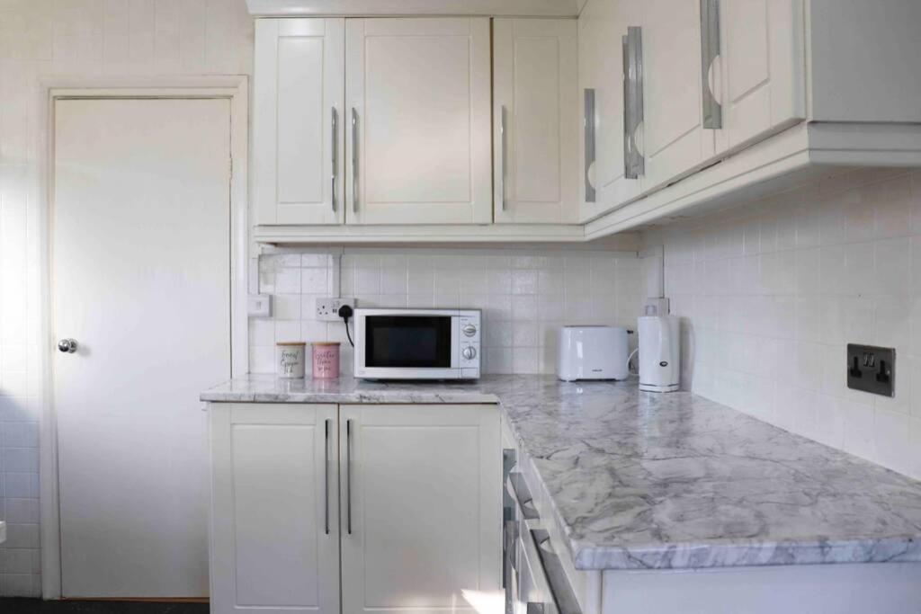 Cheerful 2 Bedroom Residential - Free Parking Holiday home *