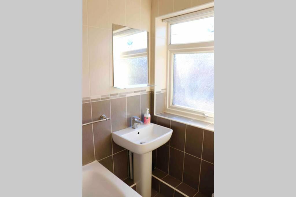 Cheerful 2 Bedroom Residential - Free Parking Holiday home Leeds (West Yorkshire)