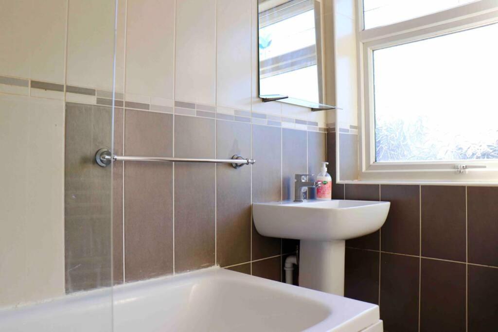 Holiday home Cheerful 2 Bedroom Residential - Free Parking Leeds (West Yorkshire)