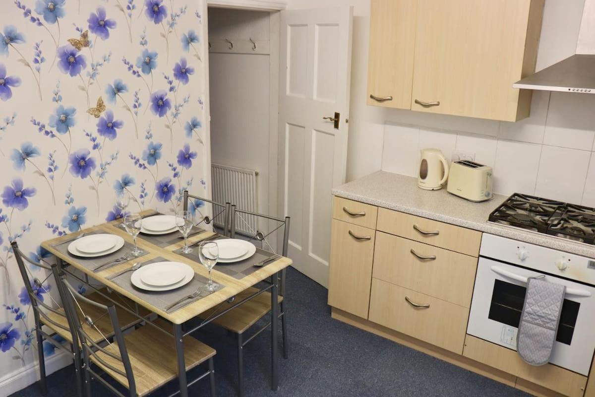 Entire Family Vacation . Wifi . Free Parking * Leeds (West Yorkshire)