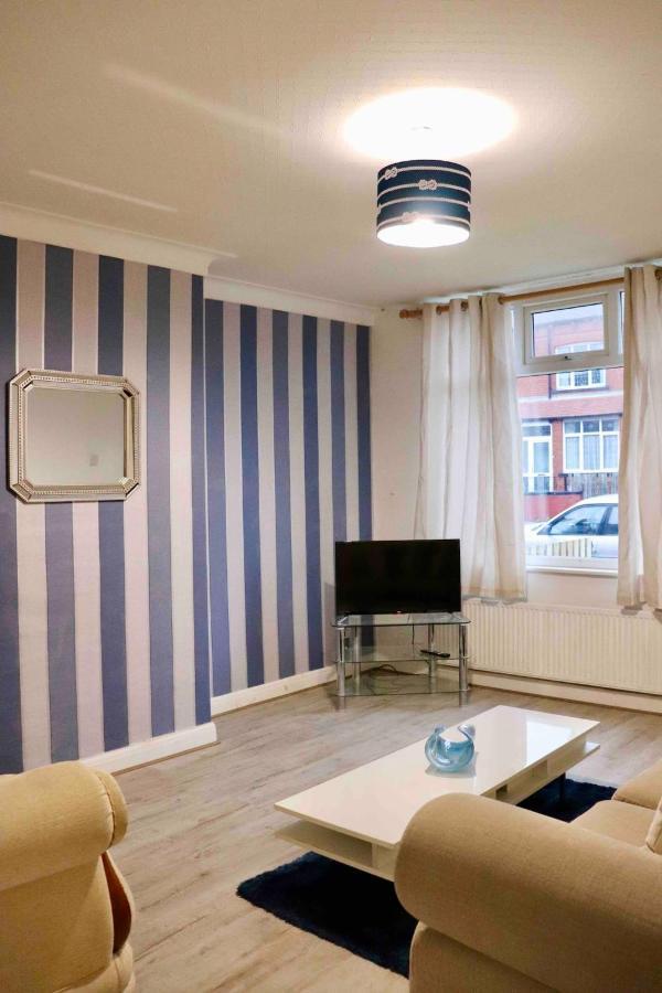 Apartment Entire Family Vacation . Wifi . Free Parking Leeds (West Yorkshire)
