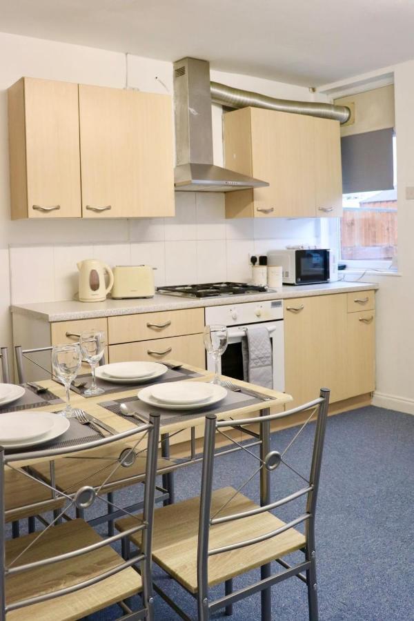 Apartment Entire Family Vacation . Wifi . Free Parking Leeds (West Yorkshire)