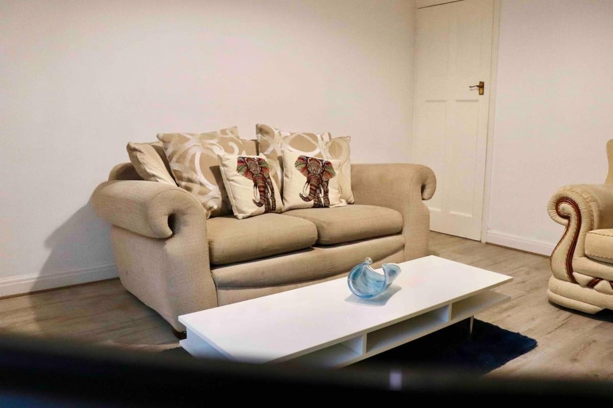 Apartment Entire Family Vacation . Wifi . Free Parking Leeds (West Yorkshire)