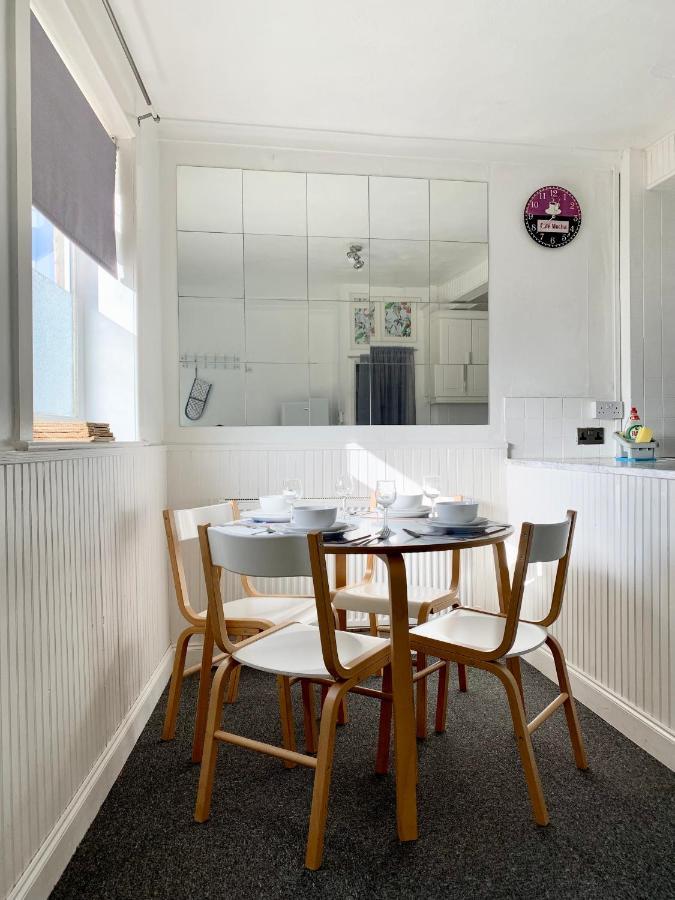 Cheerful 2 Bedroom Residential - Free Parking *