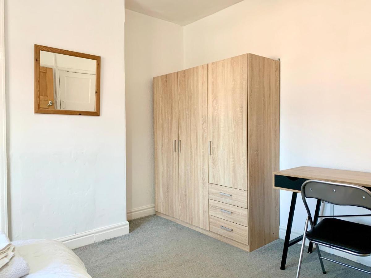 Cheerful 2 Bedroom Residential - Free Parking Holiday home *