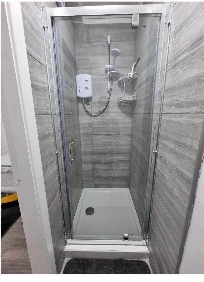 Modern 3 Bedroom House, 3 Bathroom, Secure Parking, Wi-fi & Garden Holiday home Leeds (West Yorkshire)