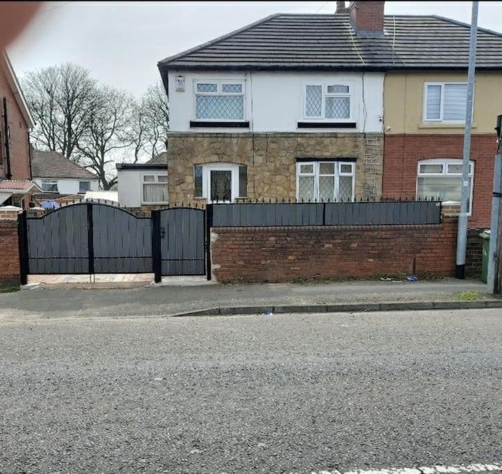 Modern 3 Bedroom House, 3 Bathroom, Secure Parking, Wi-fi & Garden Leeds (West Yorkshire)