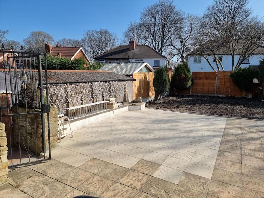 Modern 3 Bedroom House, 3 Bathroom, Secure Parking, Wi-fi & Garden Holiday home