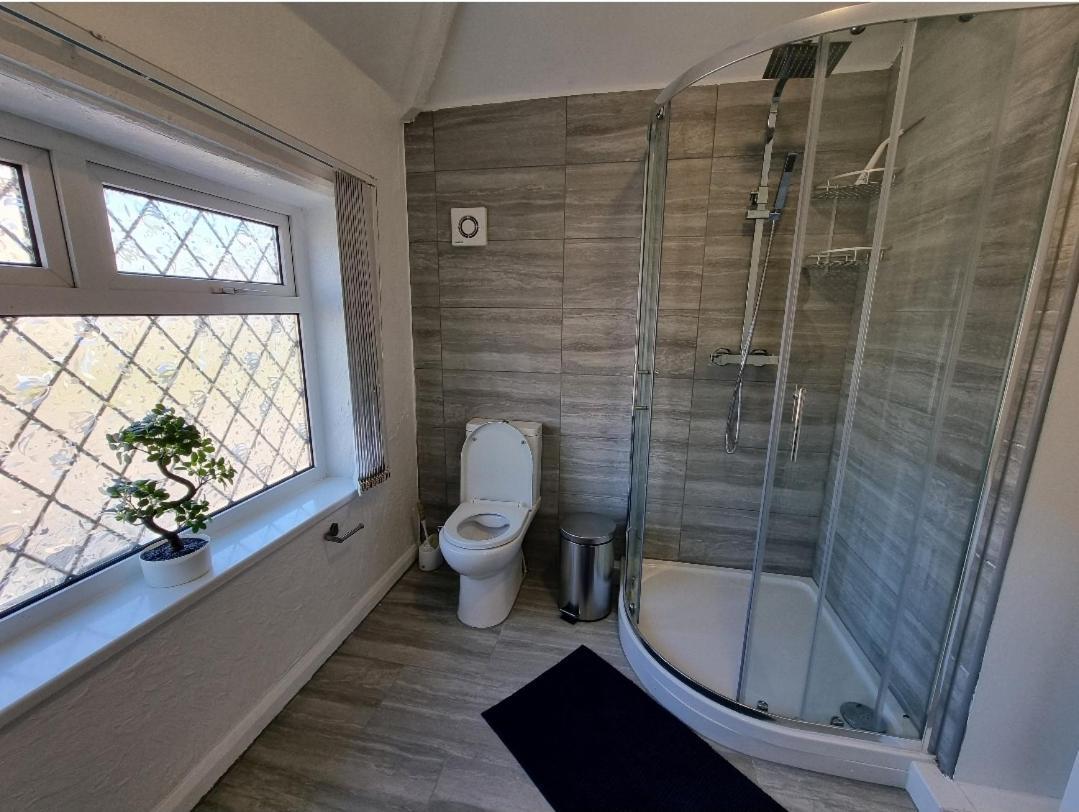 Modern 3 Bedroom House, 3 Bathroom, Secure Parking, Wi-fi & Garden Holiday home *