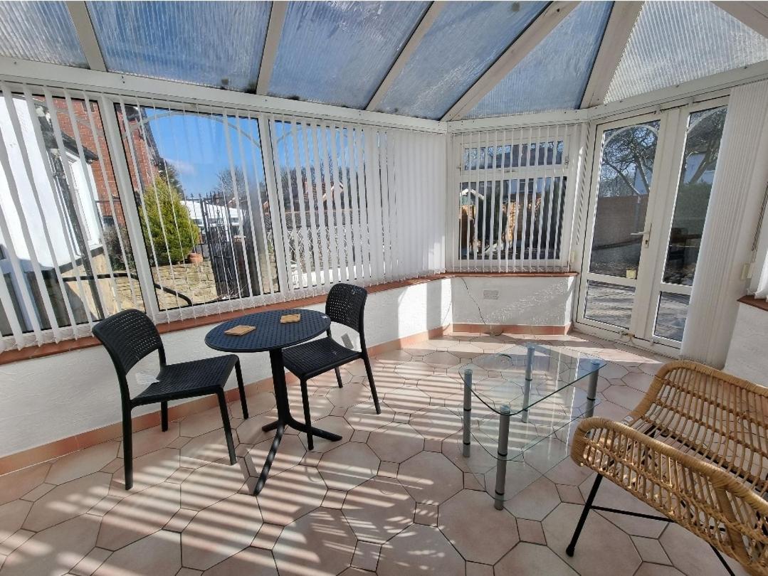 Modern 3 Bedroom House, 3 Bathroom, Secure Parking, Wi-fi & Garden Holiday home