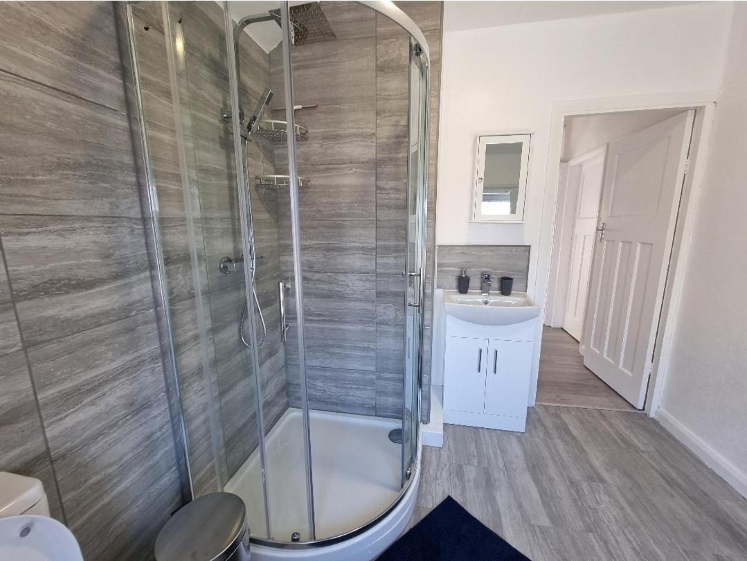 Holiday home Modern 3 Bedroom House, 3 Bathroom, Secure Parking, Wi-fi & Garden Leeds (West Yorkshire)