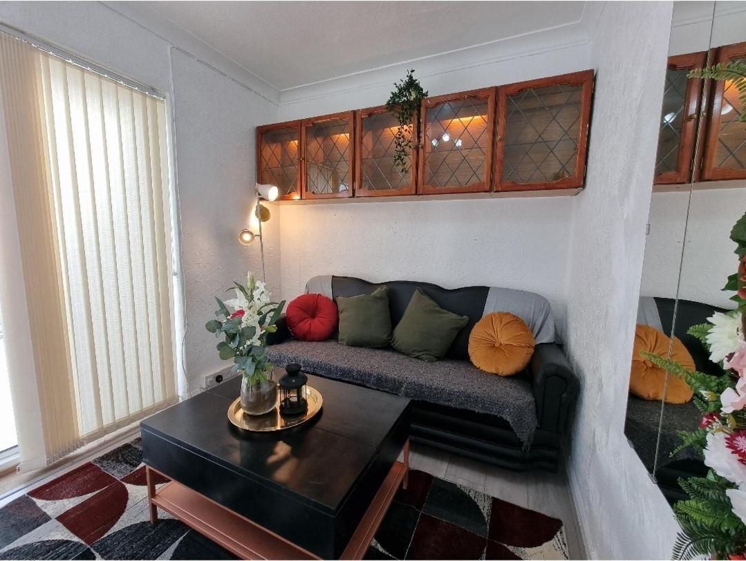 Modern 3 Bedroom House, 3 Bathroom, Secure Parking, Wi-fi & Garden Holiday home *
