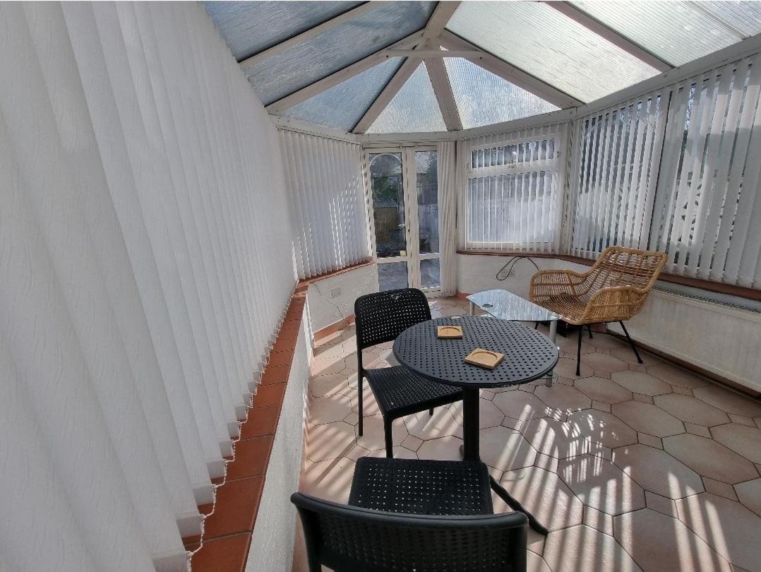 Holiday home Modern 3 Bedroom House, 3 Bathroom, Secure Parking, Wi-fi & Garden Leeds (West Yorkshire)
