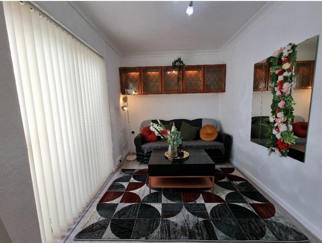 Modern 3 Bedroom House, 3 Bathroom, Secure Parking, Wi-fi & Garden Holiday home Leeds (West Yorkshire)