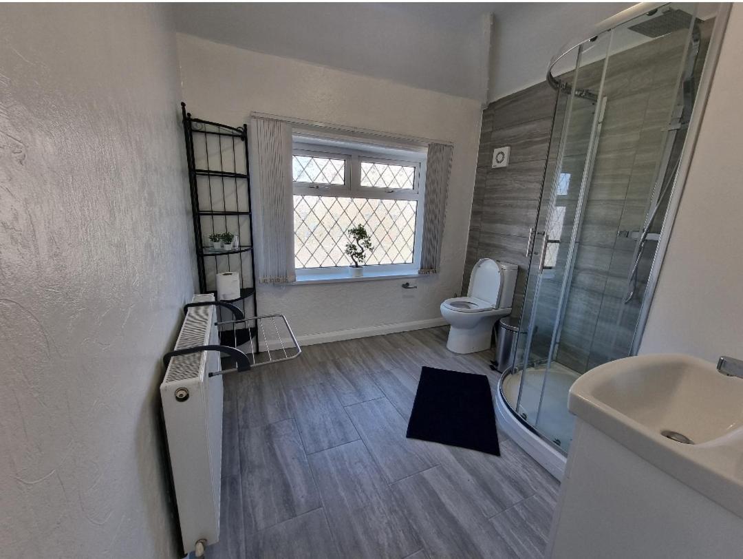 Modern 3 Bedroom House, 3 Bathroom, Secure Parking, Wi-fi & Garden * Leeds (West Yorkshire)