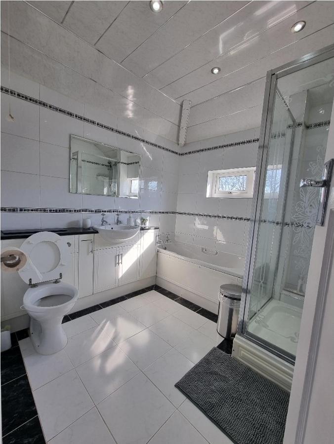 Holiday home Modern 3 Bedroom House, 3 Bathroom, Secure Parking, Wi-fi & Garden *