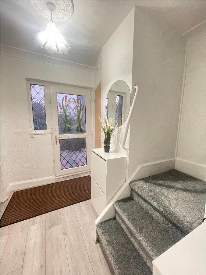 Modern 3 Bedroom House, 3 Bathroom, Secure Parking, Wi-fi & Garden Holiday home *