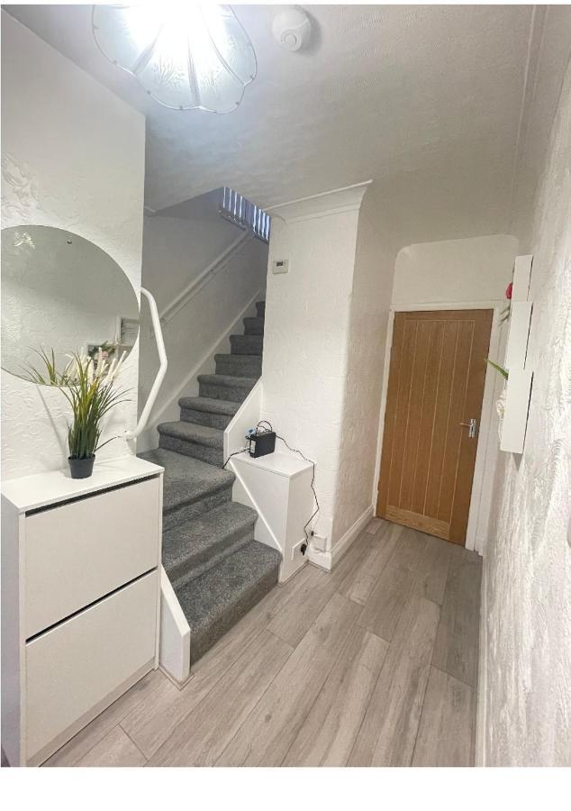 Holiday home Modern 3 Bedroom House, 3 Bathroom, Secure Parking, Wi-fi & Garden