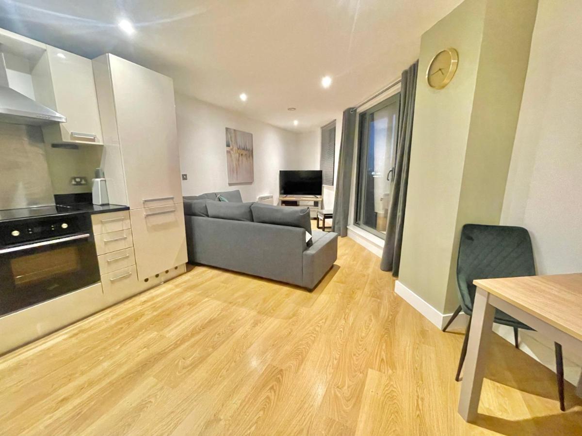 Chic Leeds Apartment, Free Parking, Balcony Apartment *