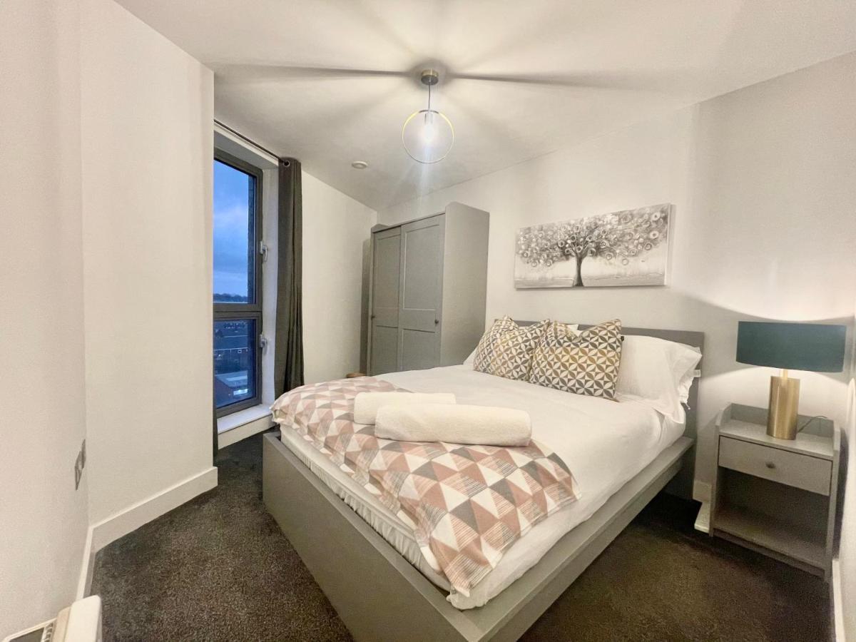 Chic Leeds Apartment, Free Parking, Balcony Leeds (West Yorkshire)