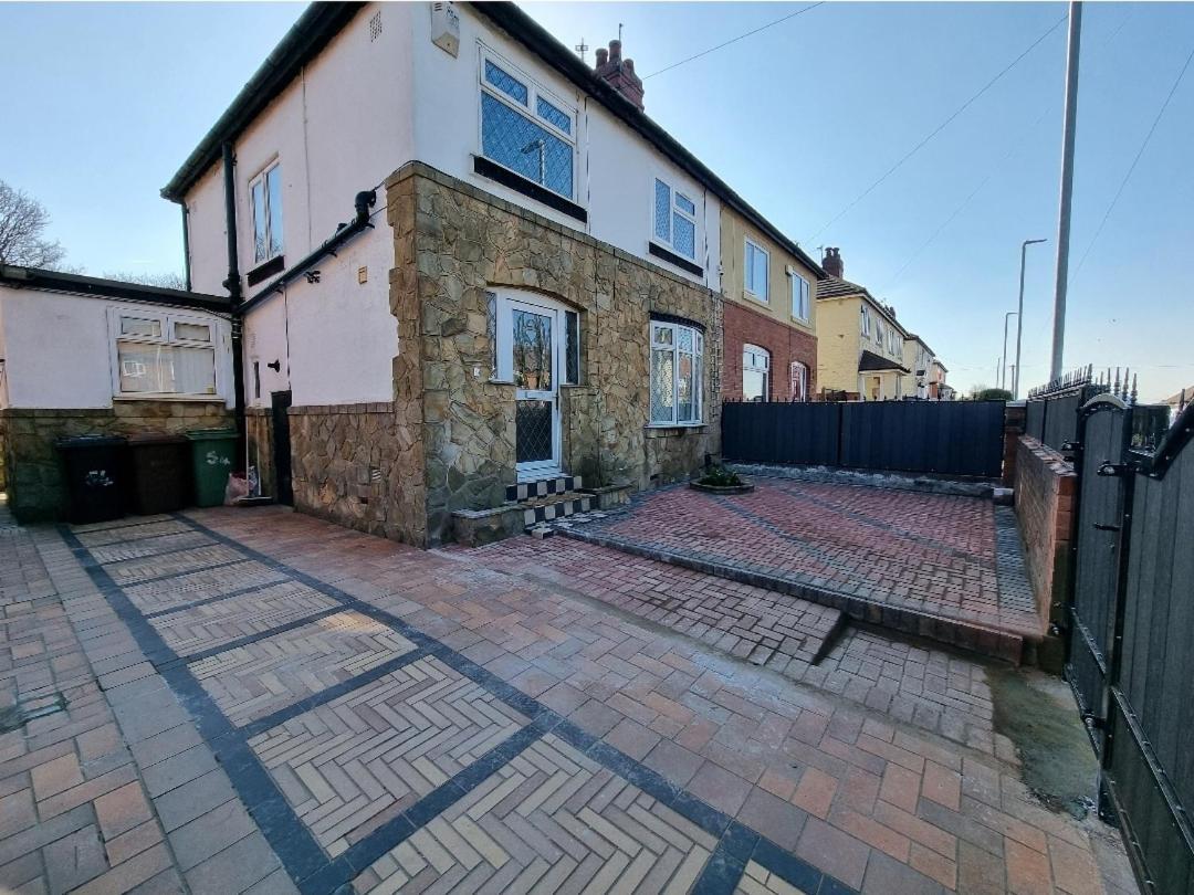 Modern 3 Bedroom House, 3 Bathroom, Secure Parking, Wi-fi & Garden *