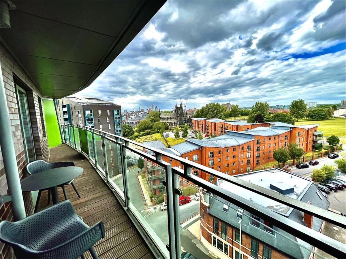 Chic Leeds Apartment, Free Parking, Balcony Apartment *