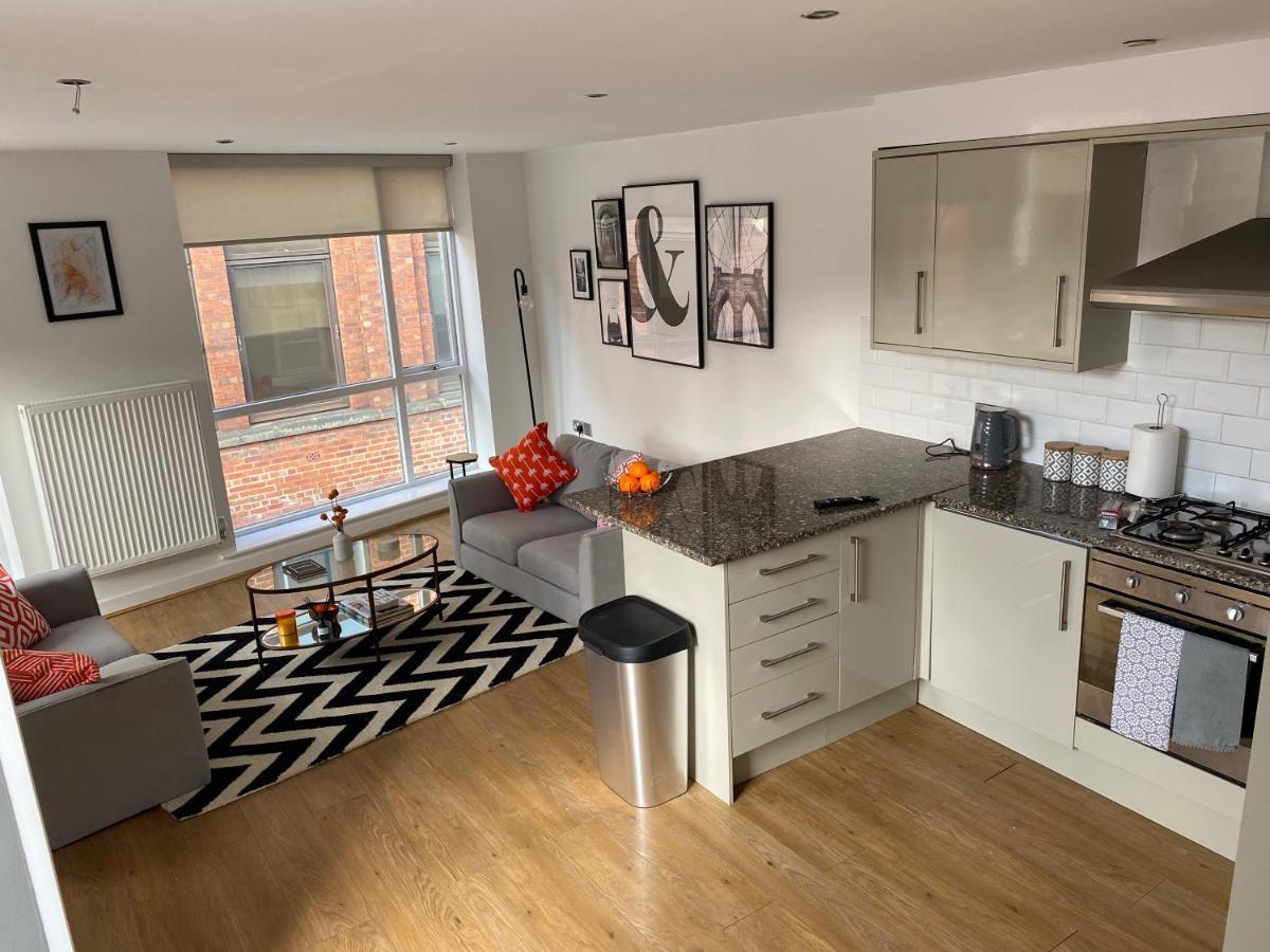 Leeds Townhouse With Private Roof Garden Sleeps 4