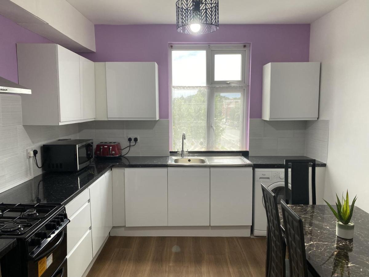 Modern 2 Bedroom Flat Close To Centre Apartment *