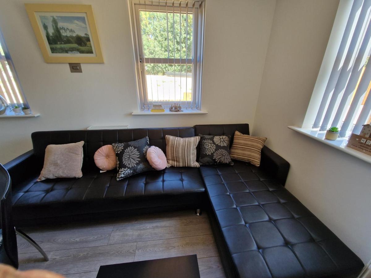7 Burnby Close,leeds,ls14 1ga Apartment