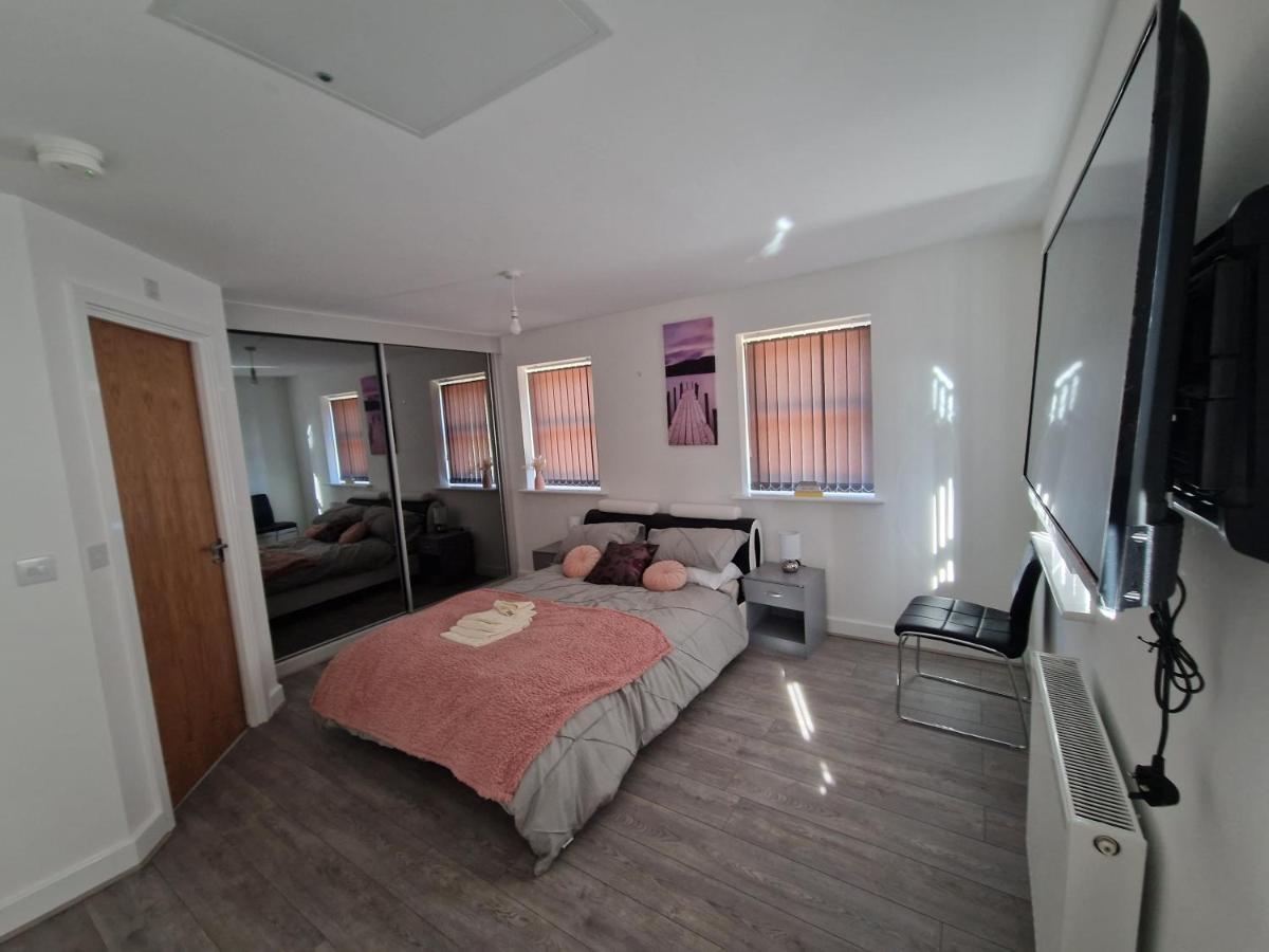 7 Burnby Close,leeds,ls14 1ga Apartment *