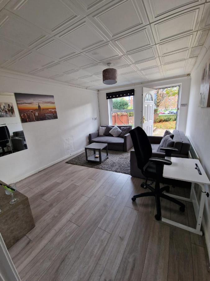 2 Bedroom Cozy Chambers With Free Parking Apartment