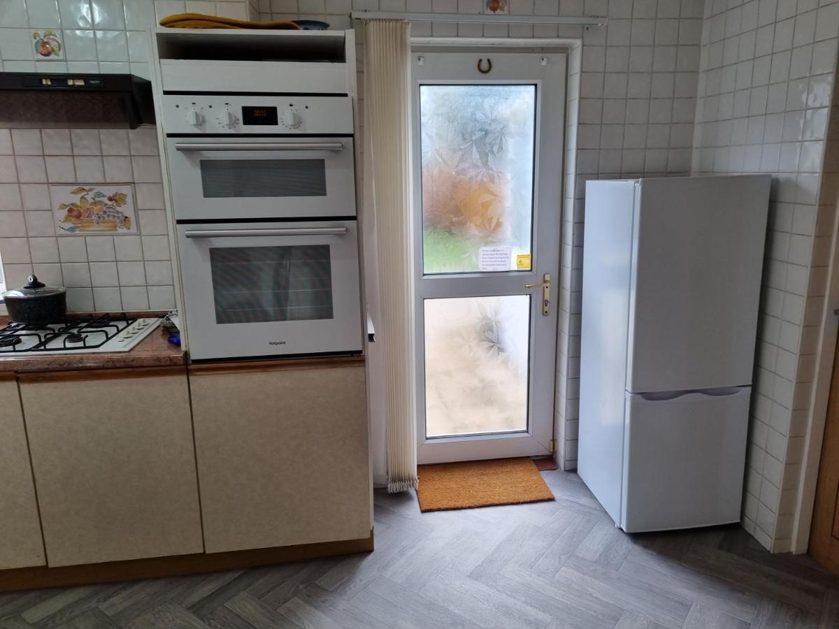 Modern 3 Bedroom House, 3 Bathroom, Secure Parking, Wi-fi & Garden Holiday home