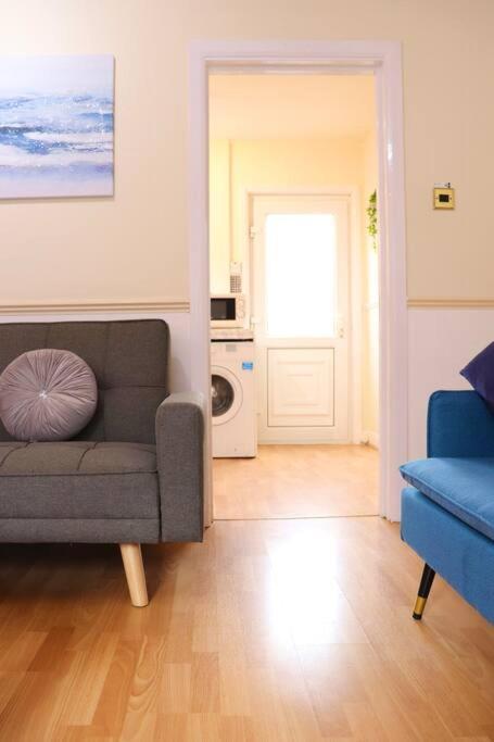 Apartment Unique 3 Bedroom House Free Wifi & Parking *