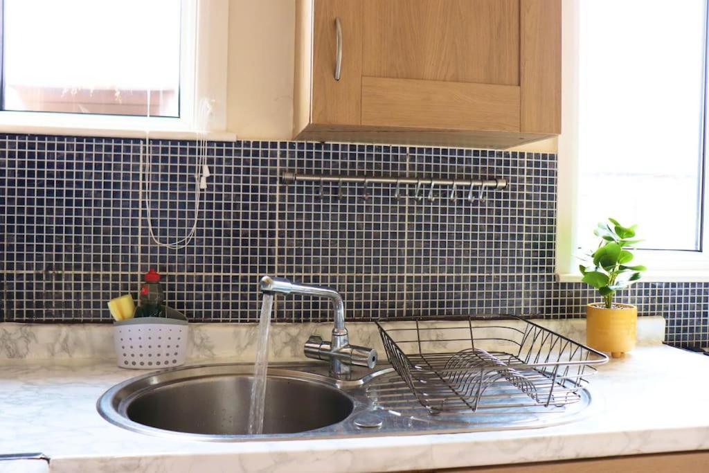 Unique 3 Bedroom House Free Wifi & Parking Apartment Leeds (West Yorkshire)
