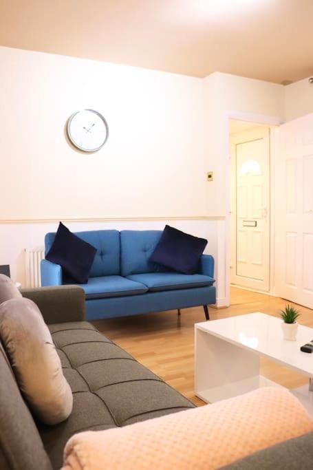Unique 3 Bedroom House Free Wifi & Parking *