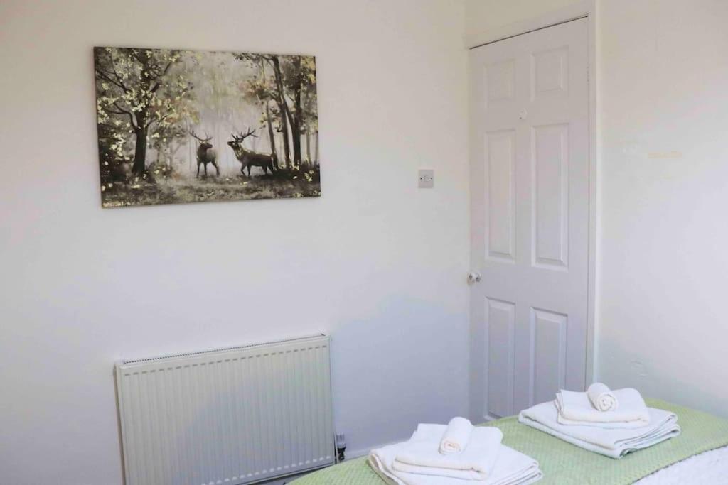 Unique 3 Bedroom House Free Wifi & Parking Apartment