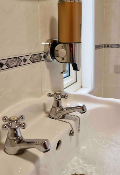 Unique 3 Bedroom House Free Wifi & Parking * Leeds (West Yorkshire)