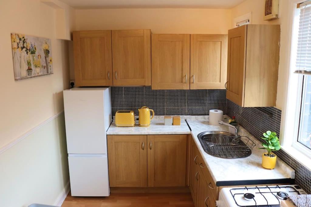 Apartment Unique 3 Bedroom House Free Wifi & Parking