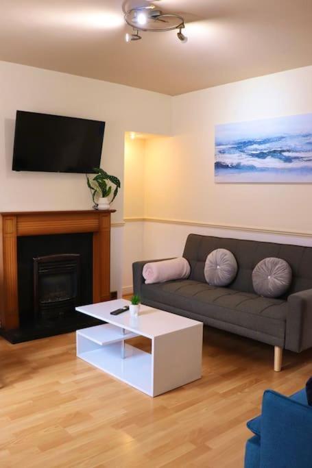 Unique 3 Bedroom House Free Wifi & Parking Apartment