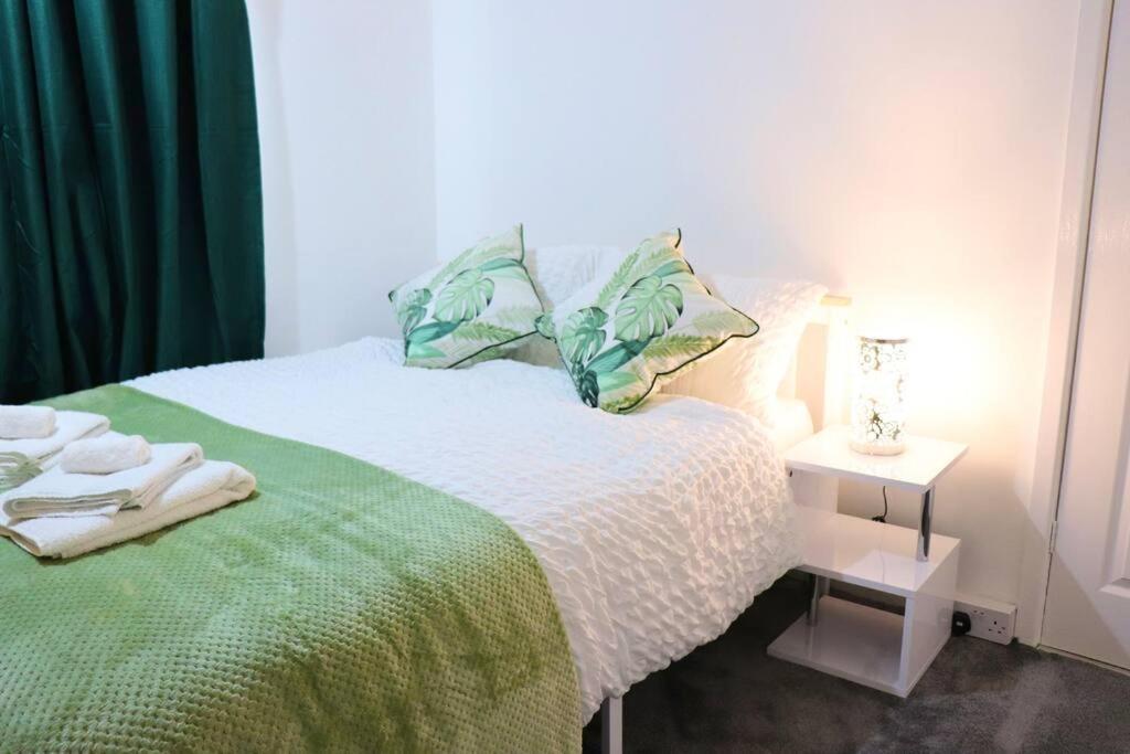 Unique 3 Bedroom House Free Wifi & Parking Apartment Leeds (West Yorkshire)