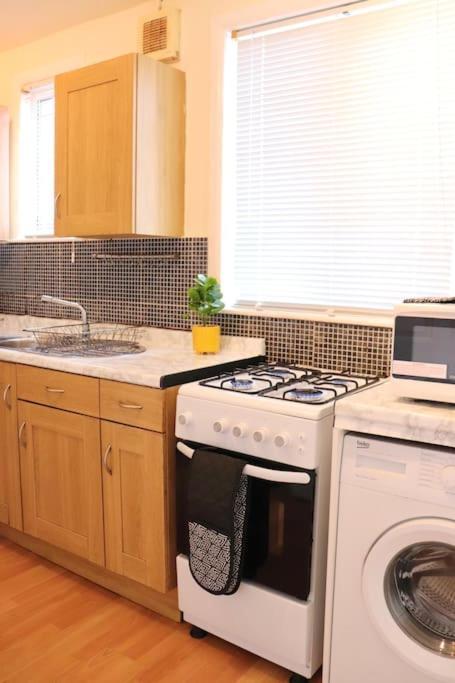 Unique 3 Bedroom House Free Wifi & Parking Apartment Leeds (West Yorkshire)