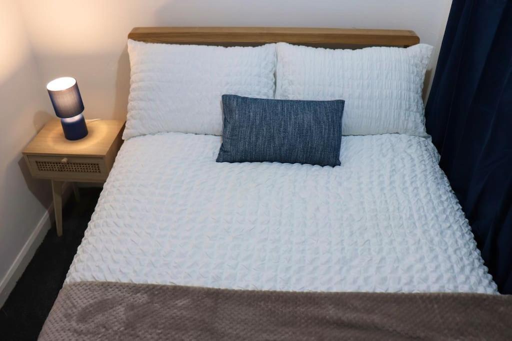 Unique 3 Bedroom House Free Wifi & Parking *