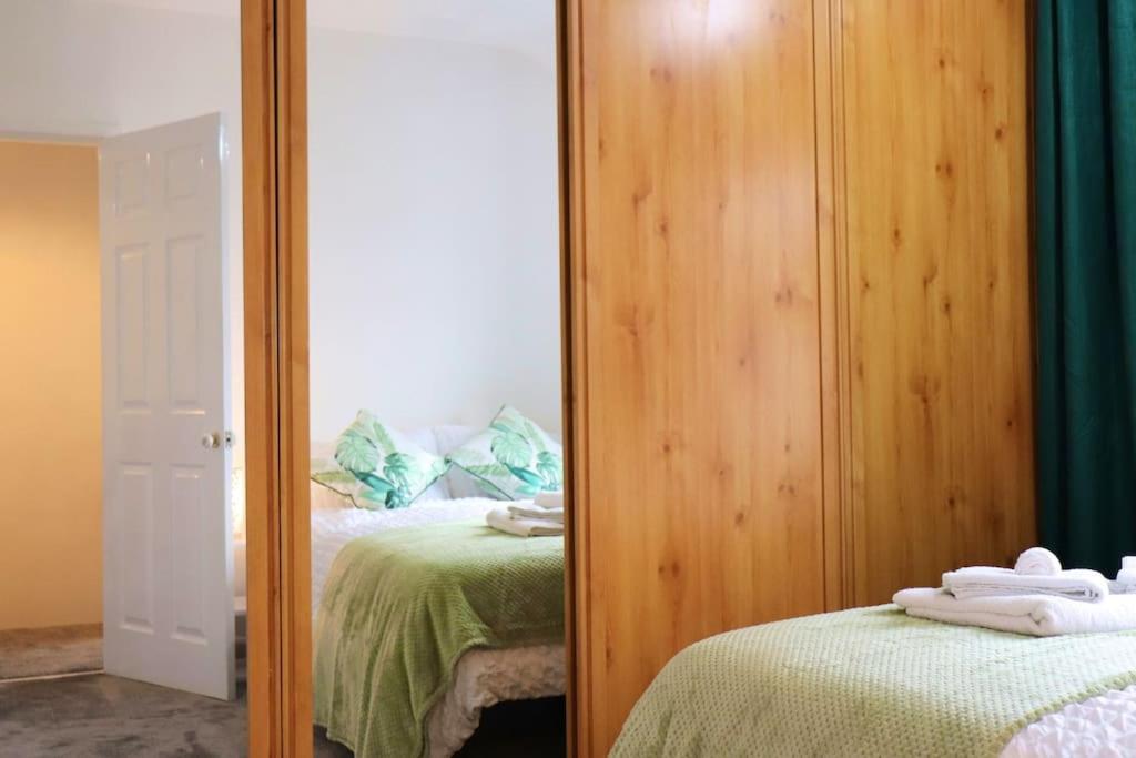 Unique 3 Bedroom House Free Wifi & Parking * Leeds (West Yorkshire)