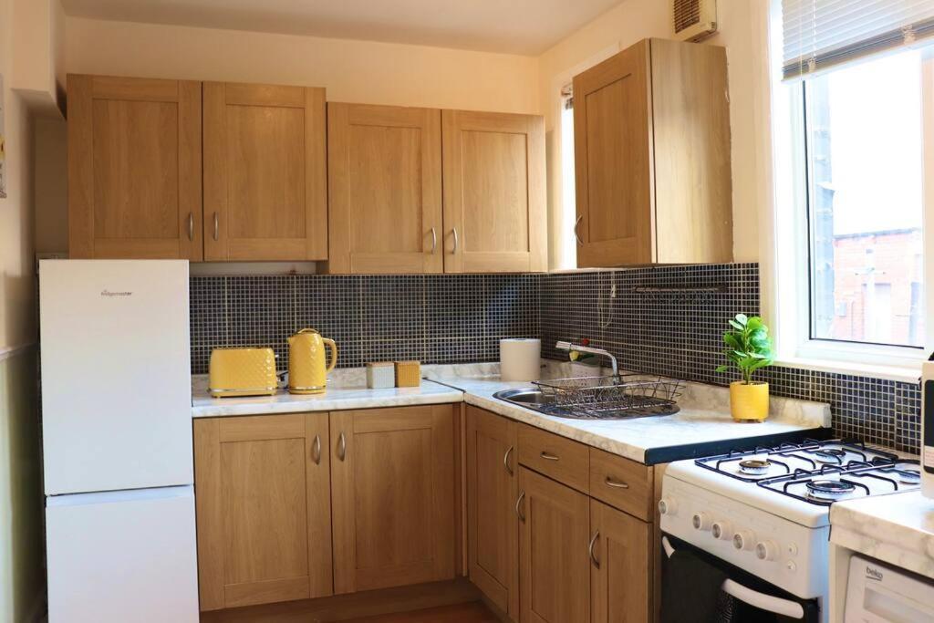 Unique 3 Bedroom House Free Wifi & Parking Apartment